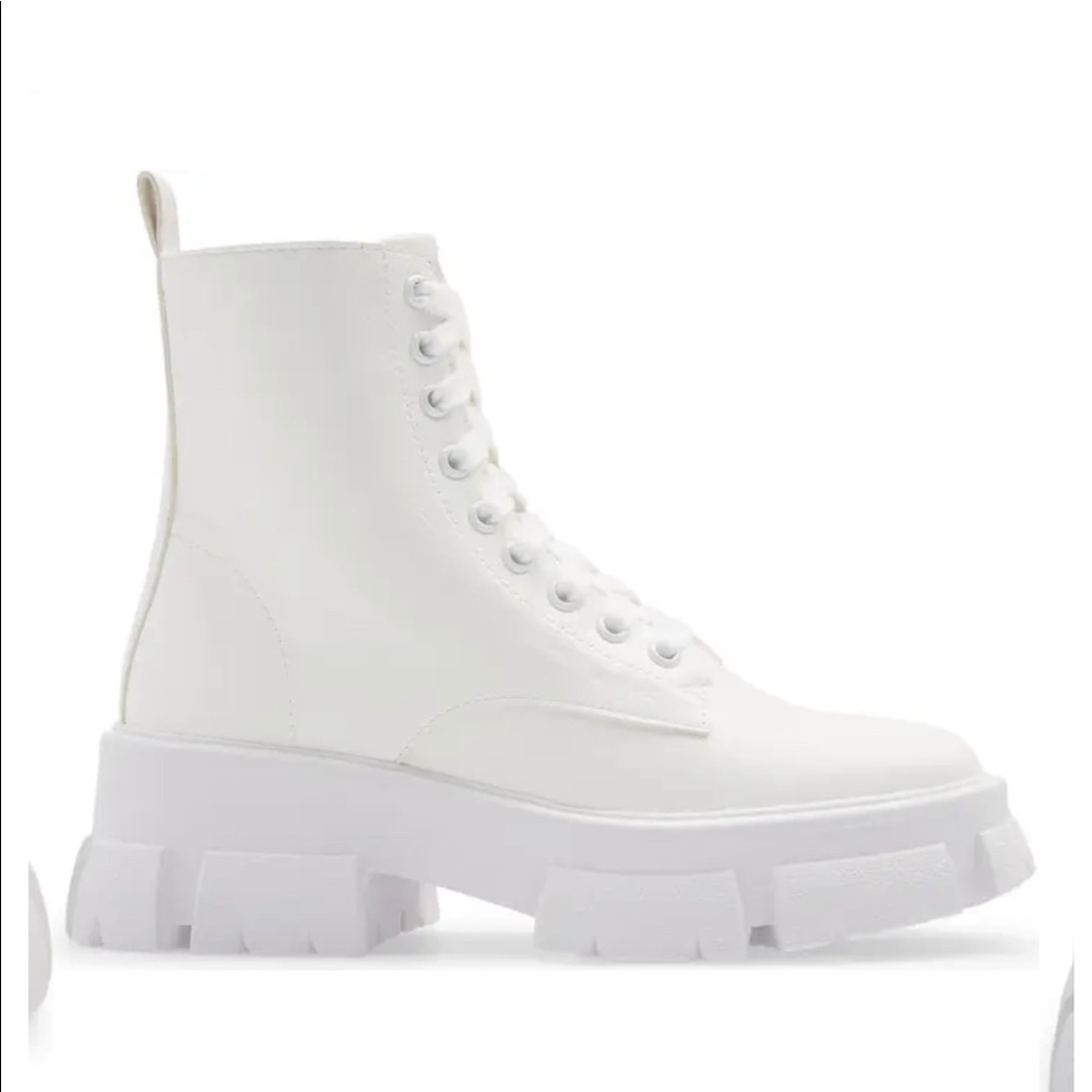 Brand New (in a box) Steve Madden super stylish lace-up boots. Size 9
